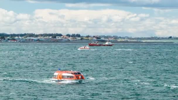 Bateaux Tendres Punta Arenas Chili Transportant Des Passagers Entre Des — Video