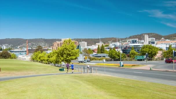 Hobart Tasmanië Locals Die Hardlopen Wandelen Heuvel Met Greater City — Stockvideo