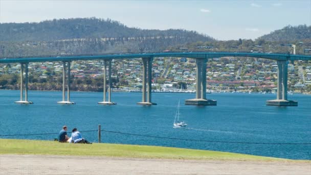 Dvojice Hobarií Tasmánie Která Nábřeží Piknik Zelené Trávě Dálniční Most — Stock video