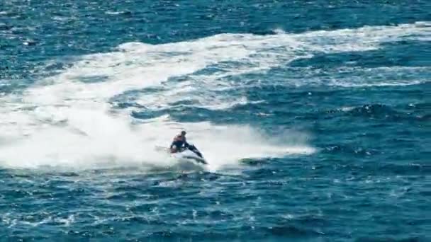 Man Riding Jet Ski Velocidade Blue Ocean Water Com Respingos — Vídeo de Stock