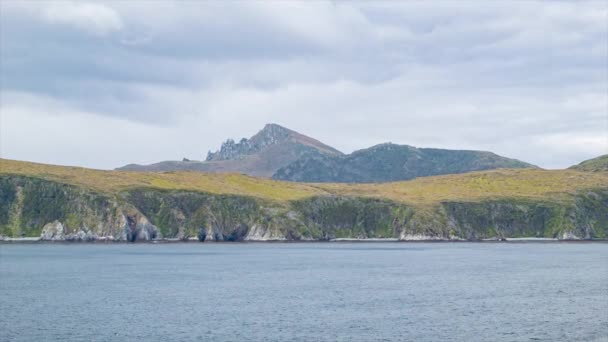 チリの海岸線に近い南アメリカ最南端のケープホーン周辺を航海する — ストック動画