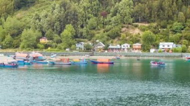 Puerto Montt Şili Balıkçı Köyü Sahil Geniş Tekneler ve Evler ile