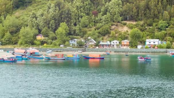 Fiskeby Puerto Montt Chile Med Båtar Och Hem Stranden Wide — Stockvideo