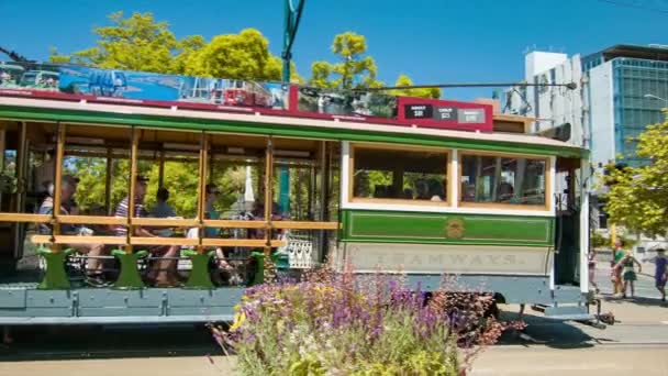 基督城新西兰电车行驶下主市中心街场景与人们步行和探索美丽的风景 — 图库视频影像