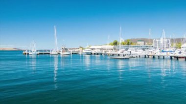 Hobart Tasmania Adası Avustralya Port Marina canlı renkli su ve güneşli hava ile beyaz Yelkenli ve yatlar