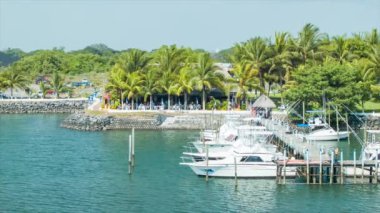 Marina Pez Vela Puerto Quetzal Guatemala'da Orta Amerika'da Güneşli Bir Günde Bir Restoran Arka Plan ile Tekneler Yatlar ve Yelkenli featuring