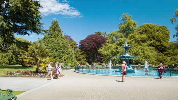 Christchurch Nueva Zelanda Turistas Jardín Botánico Paseando Por Fuente Del — Vídeos de Stock