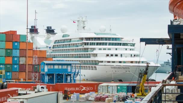 Seabourn Quest Luksusowy Statek Wycieczkowy Zadokowany Valparaiso Chile Wśród Kontenerów — Wideo stockowe