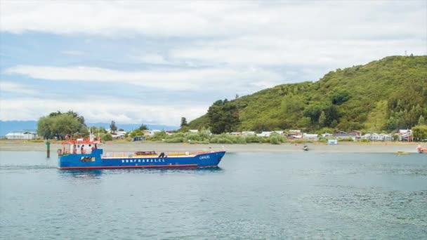 Frachtschiff Beim Einlaufen Den Hafen Von Puerto Montt Chile Südamerika — Stockvideo