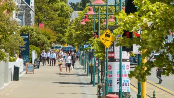 クライストチャーチニュージーランドの人々は 地元の人々や観光客が買い物をし 晴れた日に街を探索する活気に満ちたストリートシーンを歩きます — ストック動画