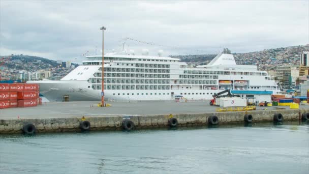 Silversea Silver Shadow Lyxkryssningsfartyg Dockad Valparaiso Chile Med Stads Byggnader — Stockvideo