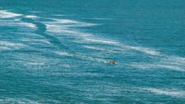 Kleine Boot Blauwe Stille Oceaan Met Witte Bubbel Oppervlakken Een — Stockvideo