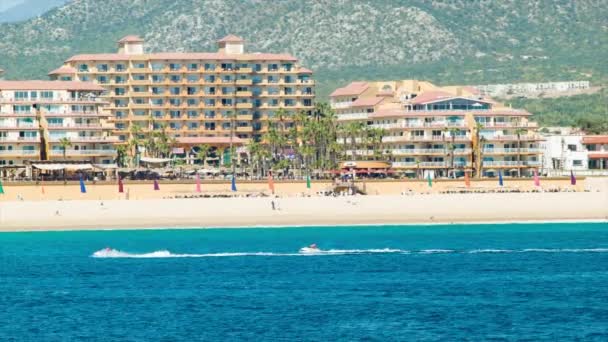 Hotel Frente Mar Cabo San Lucas Con Motos Acuáticas Soleado — Vídeo de stock