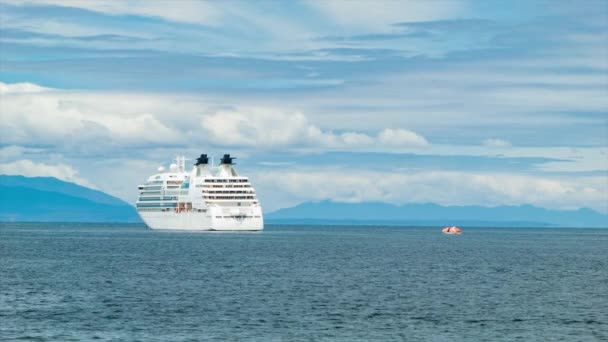 Puerto Montt Chile Nowoczesny Luksusowy Statek Wycieczkowy Zakotwiczony Porcie Podczas — Wideo stockowe