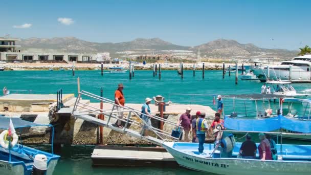 メキシコのリビエラで晴れた日に遠足に行く人々と観光や漁船の周りのカボサンルーカス観光 — ストック動画