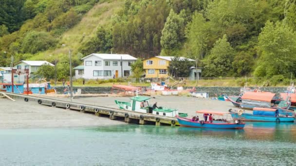 Fischerdorf Puerto Montt Chile Mit Booten Und Häusern Strand Der — Stockvideo