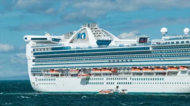 Altın Prenses Cruise Ship Pasifik Okyanusu'nda Canlı Mavi Su Renkleri ile Güneşli Bir Günde Deniz Close-up Panning Shot Demirli