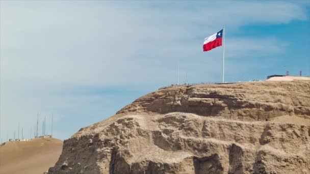 Bandera Nacional Arica Chile Ondeando Primer Plano Cima Una Montaña — Vídeo de stock