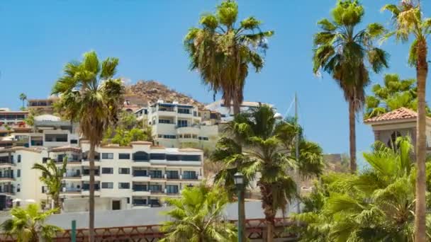 豪华墨西哥公寓出租公寓酒店建筑对山在卡波圣卢卡斯在一个阳光明媚的日子在墨西哥 — 图库视频影像