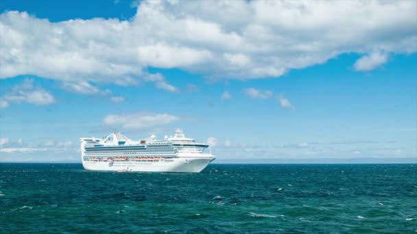 Golden Princess Cruiseschip Verankerd Zee Wide Shot Een Zonnige Dag — Stockvideo