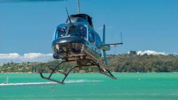 Bahía Las Islas Nueva Zelanda Excursión Helicóptero Con Turistas Desembarcando — Vídeo de stock