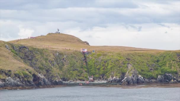 Turistas Del Cabo Hornos Subiendo Albatros Estatua Conmemorativa Escultura Extremo — Vídeos de Stock