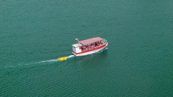 Экскурсионная Лодка Туристами Борту Отправилась Экскурсию Синей Воде Тихого Океана — стоковое видео