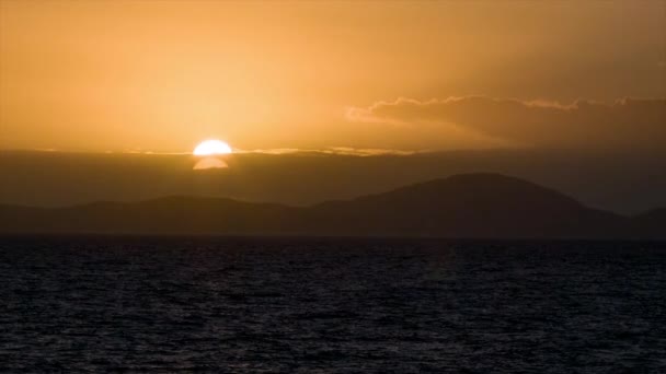 Deniz Hareketli Yakın Çekim Sunset Sunrise Yansıma Ile Hareketli Gemi — Stok video