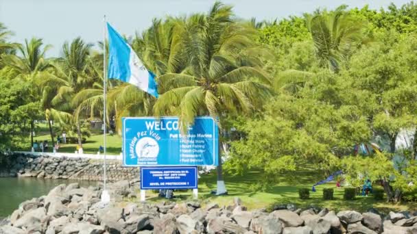 Puerto Quetzal Guatemala Welcome Sign Close Marina Pez Vela Der — Stockvideo