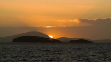 Deniz Hareketli Su Yakın çekim Sunset Sunrise Yansıma ile Hareketli Gemi görüldü