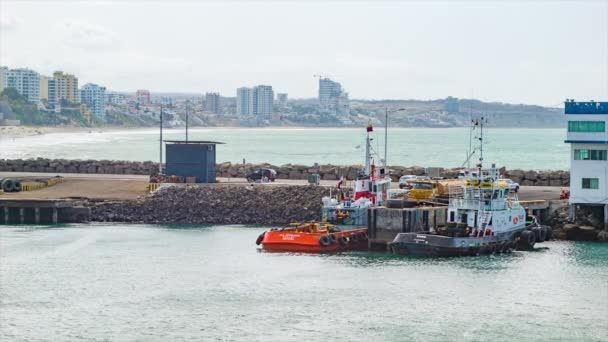 Barcos Rebocador Porto Manta Equador Com Fundo Popular Praia Pública — Vídeo de Stock