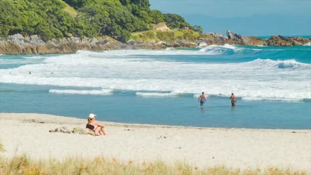 Tauranga New Zealand Hübsches Mädchen Sitzt Hauptstrand Sand Anzeigen Ozean — Stockvideo