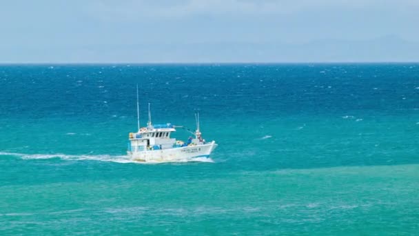 Barco Pesca Mar Perto Manta Equador Vela Sobre Turquesa Azul — Vídeo de Stock