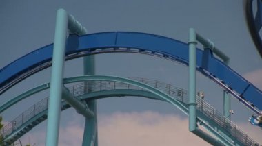 Orlando Seaworld Adventure Park'ta Manta Flying Rollercoaster, Florida, Chain Lift Top going to the Ride's First Drop Down Go.