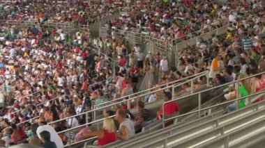 Büyük Bir Kalabalık Orlando, Florida Seaworld Adventure Park Killer Whales featuring bir Show Önce Shamu Stadyumu Içinde Toplandı.