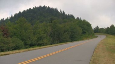 Batı Kuzey Carolina Asheville ve Waynesville arasında Blue Ridge Parkway Üzerinde Seyahat İki Motosiklet. Ses Dahil.