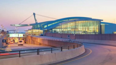 Raleigh Durham North Carolina Rdu Uluslararası Havaalanı Timelapse Gün Batımında Hızlı Hareketli Trafik Giren ve Terminal Binası yaklaşıyor