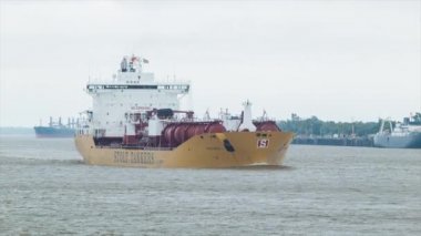 New Orleans Louisiana yakınlarındaki Meşgul Mississippi Nehri'nde Kimyasal Tanker Konteyner Yük Gemisi Yelken