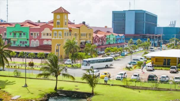 カリブ海の暑くて晴れた日に色付きの建物や車両の交通とコロンパナマ活気に満ちた街のストリートシーン — ストック動画
