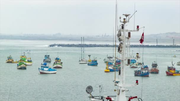 Рыбацкие Лодки Гавани Салаверри Перу Пустынный Порт Назначения Южной Америке — стоковое видео