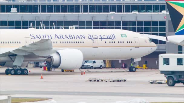 サウジアラビア航空 ボーイング777民間ジェット旅客機クローズアップワシントンDcダレス国際空港Iadのターミナルビルに駐車 — ストック動画