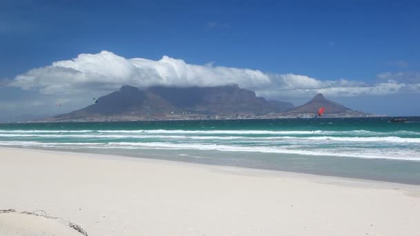 Великолепный Вид Столовую Гору Город Кейптаун Южной Африке Пляжа Blouberg — стоковое видео