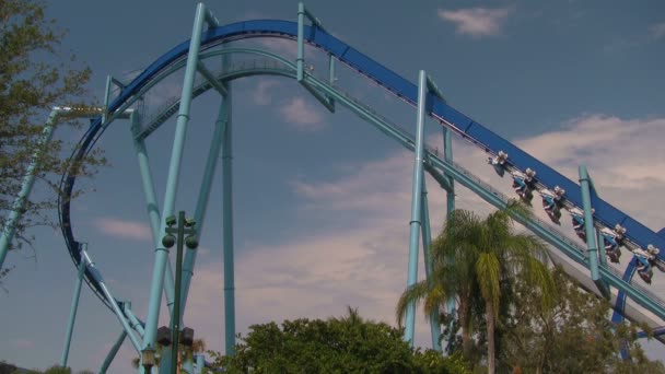 Manta Flying Rollercoaster Going Chain Lift Ride First Drop Com — Vídeo de Stock