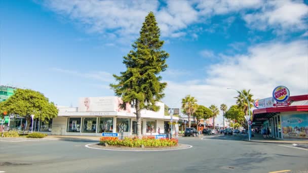 タウランガニュージーランドタウンセンターラウンドアバウト交差点 人気の目的地で忙しいモーニグンで運転する車 — ストック動画