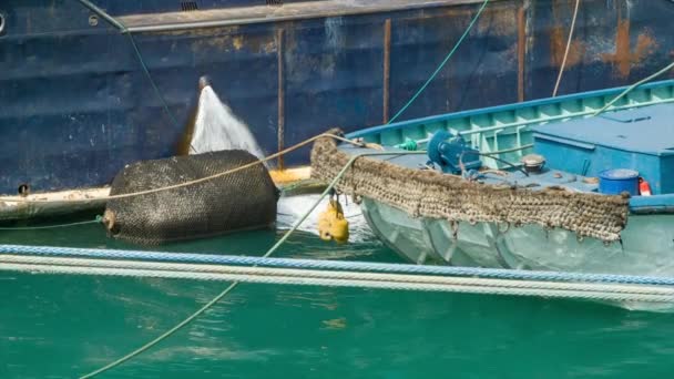 Nave Che Scarica Acqua Nell Oceano Con Barca Adiacente Primo — Video Stock