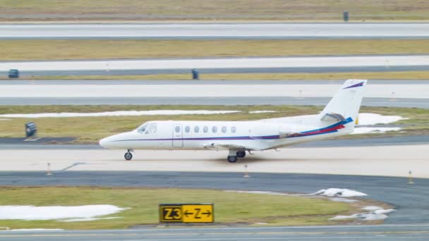 Generic White Business Jet Taxiing Washington Dulles International Airport — Stock Video