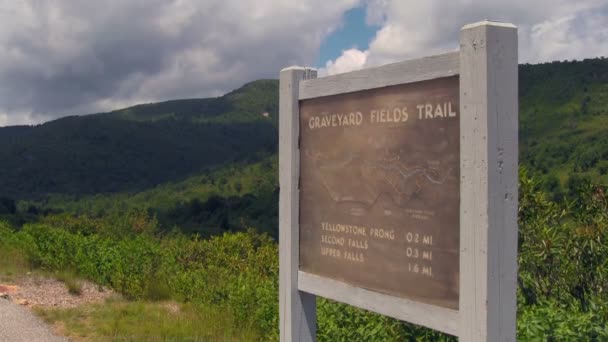 Інформативний Знак Ілюструють Кладовищі Полях Trail Варіанти Гостей Blue Ridge — стокове відео