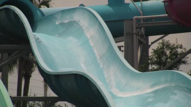 在佛罗里达州奥兰多的Aquatica水上公园 人们坐在地铁上滑下水滑梯 — 图库视频影像