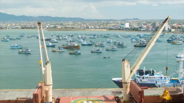 曼塔厄瓜多尔港与渔船在太平洋湾与城市建筑和山脉的背景 — 图库视频影像