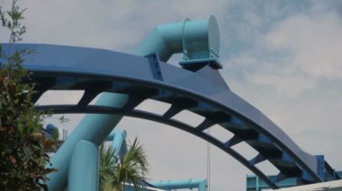 Orlando Florida Seaworld Adventure Park'ta Manta Flying Rollercoaster, İstasyongirmeden Önce Parça onun Son Bölümü Tamamlayarak.